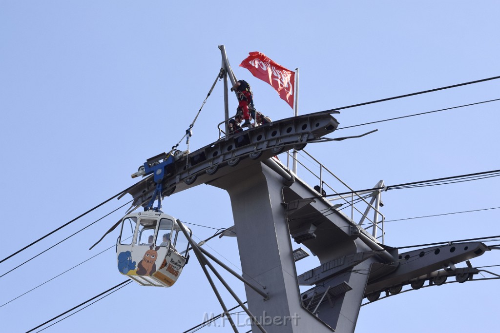 Koelner Seilbahn Gondel blieb haengen Koeln Linksrheinisch P053.JPG - Miklos Laubert